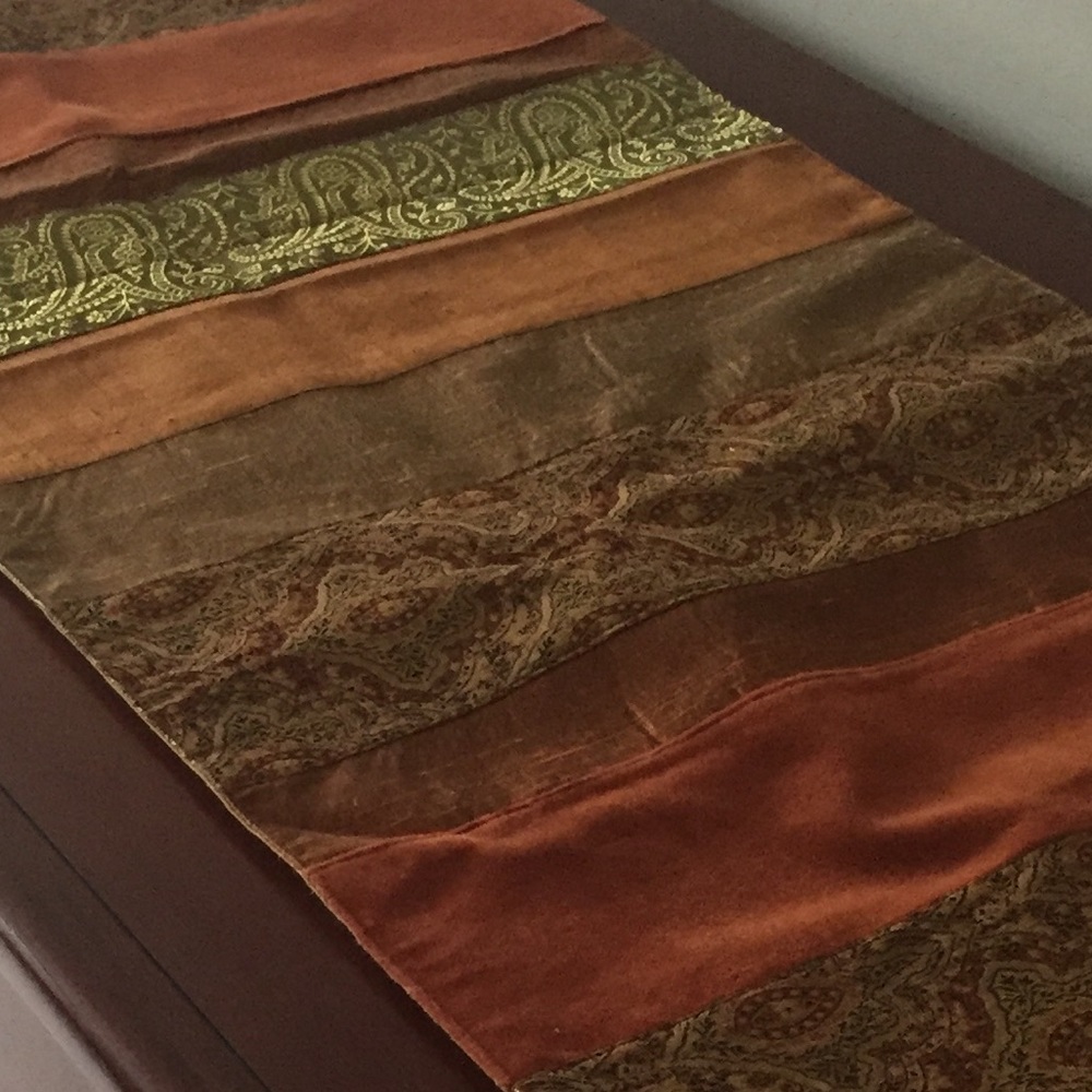 Crate & Barrel table runner & 6 matching placemats